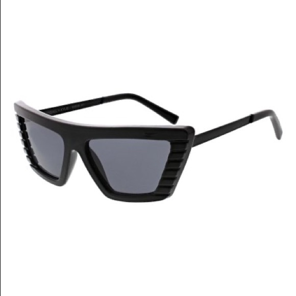 Kendall + Kylie Vera Black Cateye Sunglasses - Picture 1 of 6